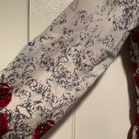 Forever 21 Roses Cropped Sweater! 🌹 - Picture 4 of 8